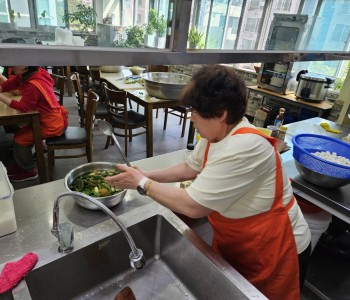 와글와글우리동네 1단지 반찬나눔 진행 이미지