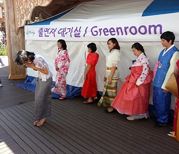 온천대축제 다문화 패션쇼 진행 이미지